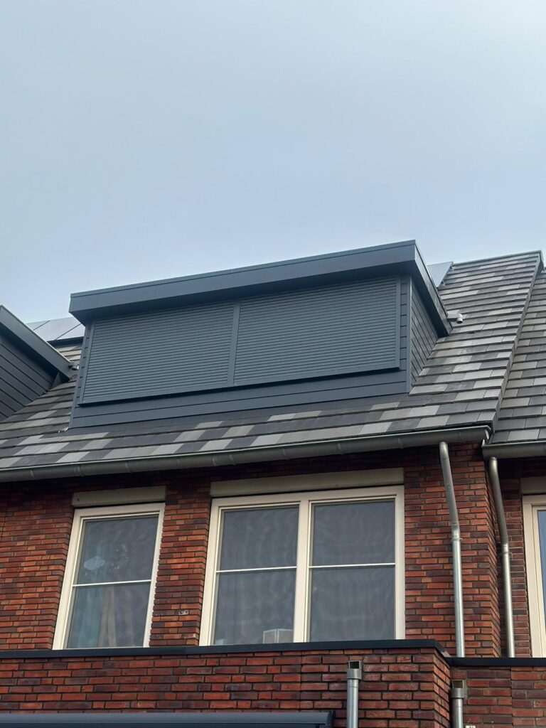 Sener dakkapel met borstwering en rolluik